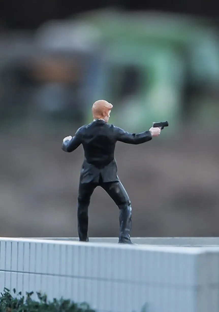 1:64 Painted Figure Mini Model Miniature Resin Diorama Sand Suit Man With Gun New