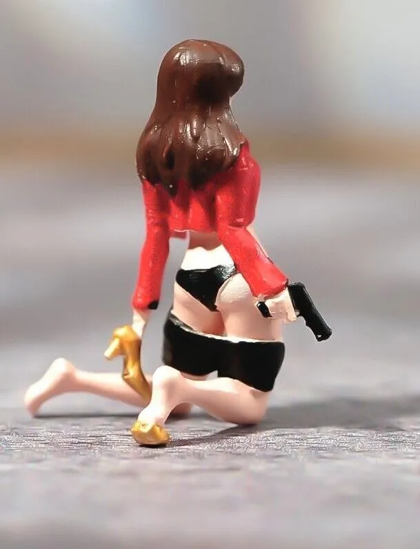 1:64 Painted Figure Model Miniature Resin Diorama Kneeling Beauty Girl With Gun New