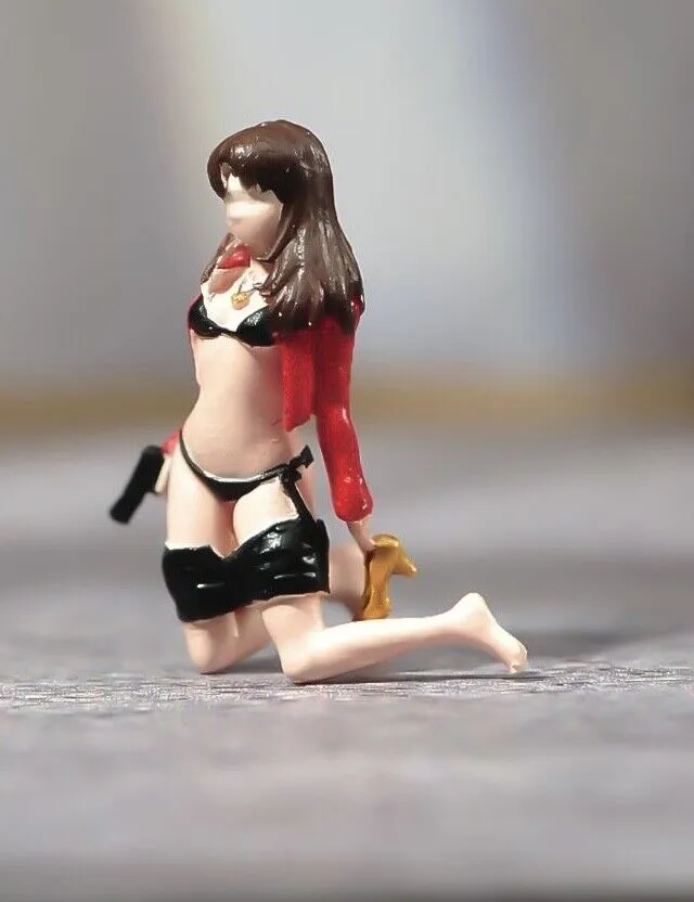 1:64 Painted Figure Model Miniature Resin Diorama Kneeling Beauty Girl With Gun New