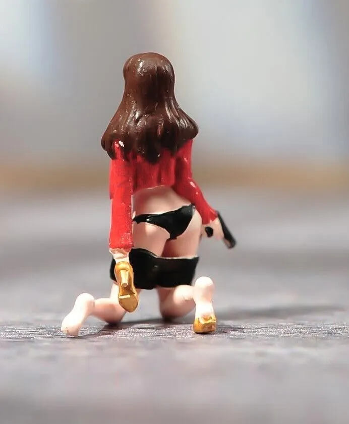 1:64 Painted Figure Model Miniature Resin Diorama Kneeling Beauty Girl With Gun New
