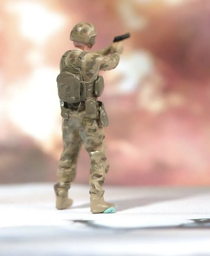 1:64 Painted Figure Model Miniature Resin Diorama Sand Army Soldier Man WIth Gun New