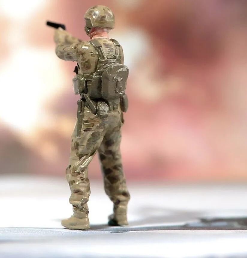 1:64 Painted Figure Model Miniature Resin Diorama Sand Army Soldier Man WIth Gun New