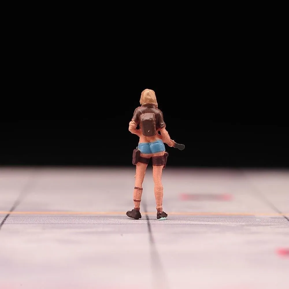 1:64 Painted Figure Model Miniature Resin Diorama Sand Toy Beauty Hound Girl Gun New